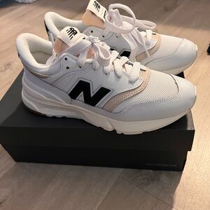 New Balance Womens 997R, size 7.5